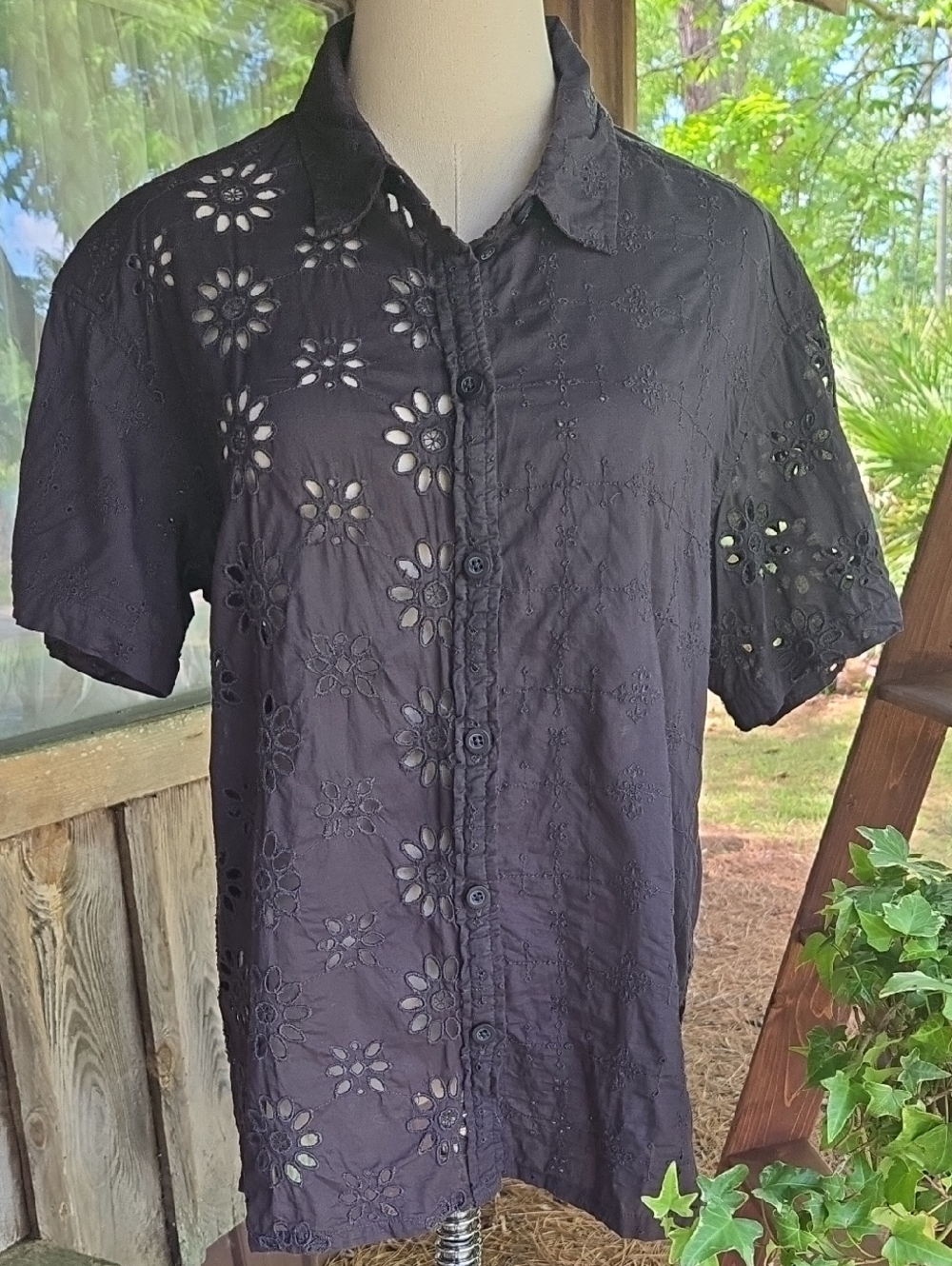 American Eagle Outfitters Black Eyelet Button Front Shirt Size Medium